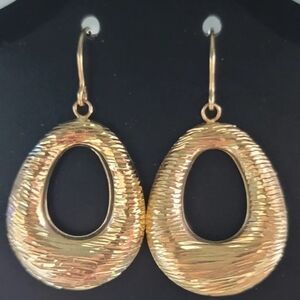 E227   Vintage 14k Textured Oval Wire Dangle Earrings. Measures 1-¼” x ¾” Light